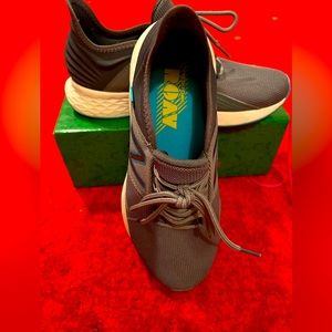 New balance size 8 2e men Grey and turquoise